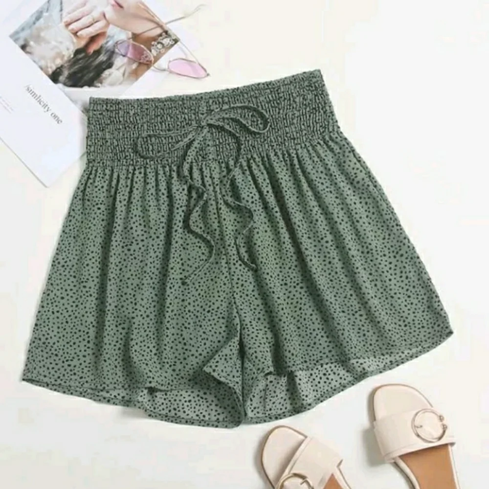 ✨5 for $20✨ Shein US Size 6 Green & Black Dotted Wide Leg Flowy Shorts